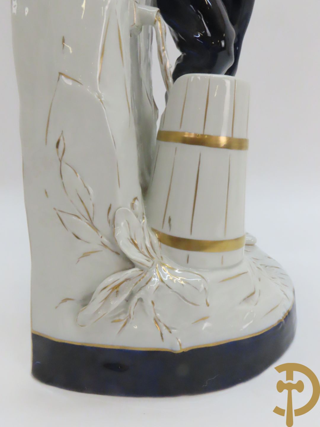 Paar Royal Dux personages van dame en heer bij de waterkraan, onderaan gemerkt en genummerd 10965 en 10563