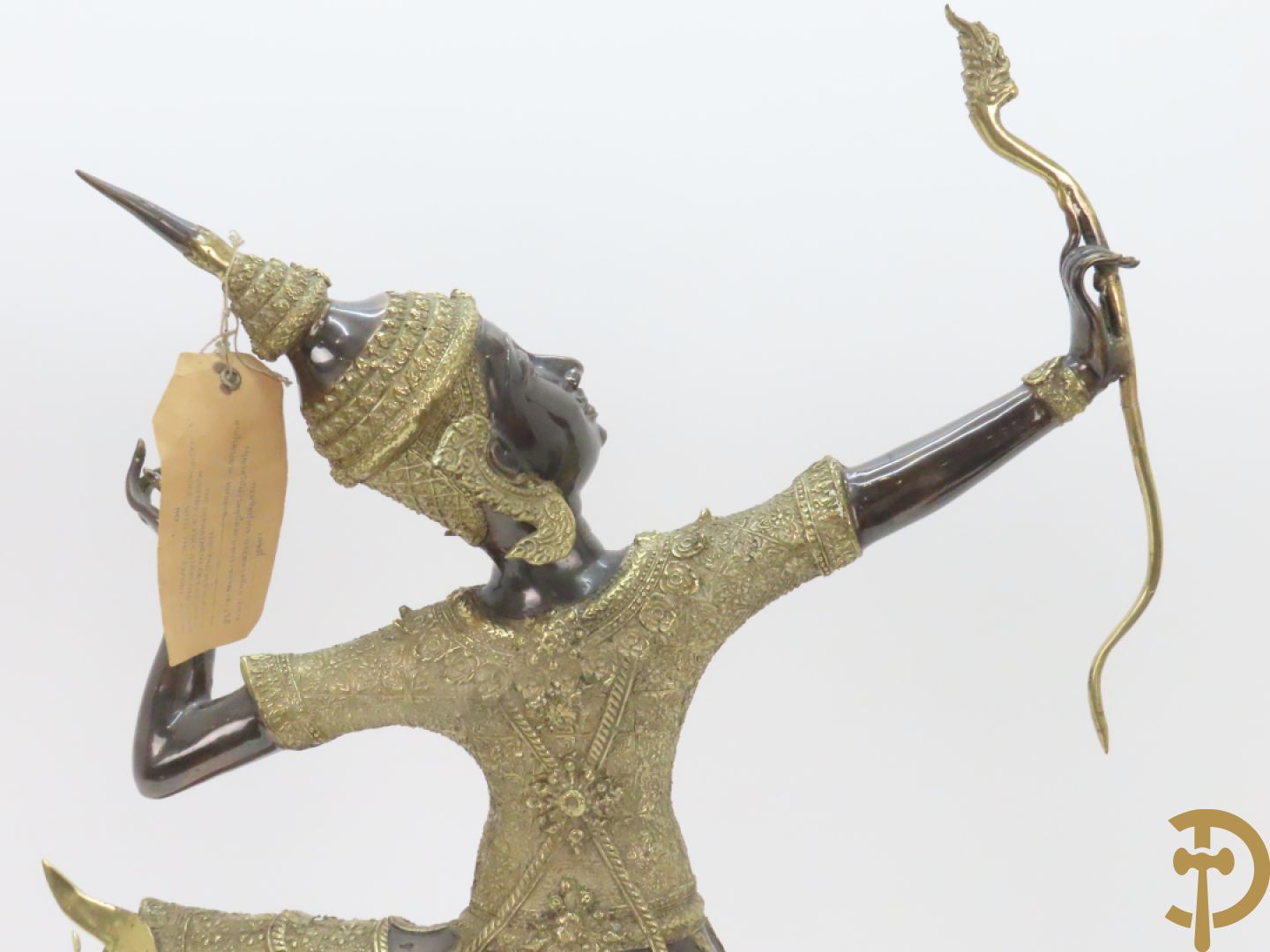 Twee staande koperen boedhistische figuren