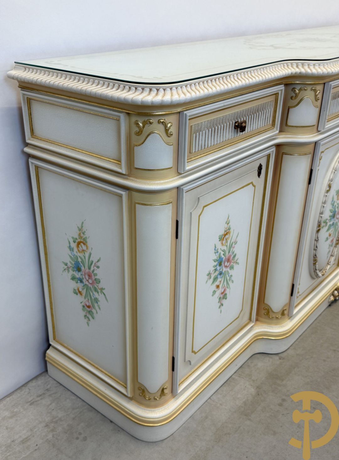 Italiaanse eetkamer met beschilderd bloemenmotief bestaande uit vierdeursdressoir met beschilderde bloemenmotieven, accanthusranken en glazen blad, tafel op gesculpteerde poten en 6 stoelen