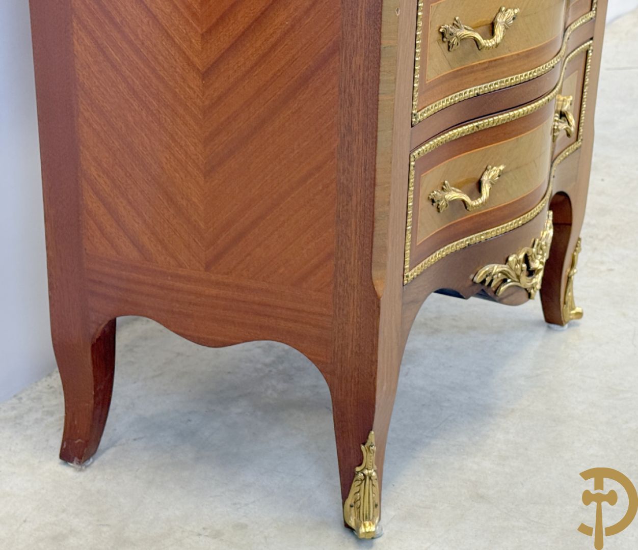 Notelaren zevenladenkast met bronsbeslag op voluutvormige poten - bovenaan marmeren blad