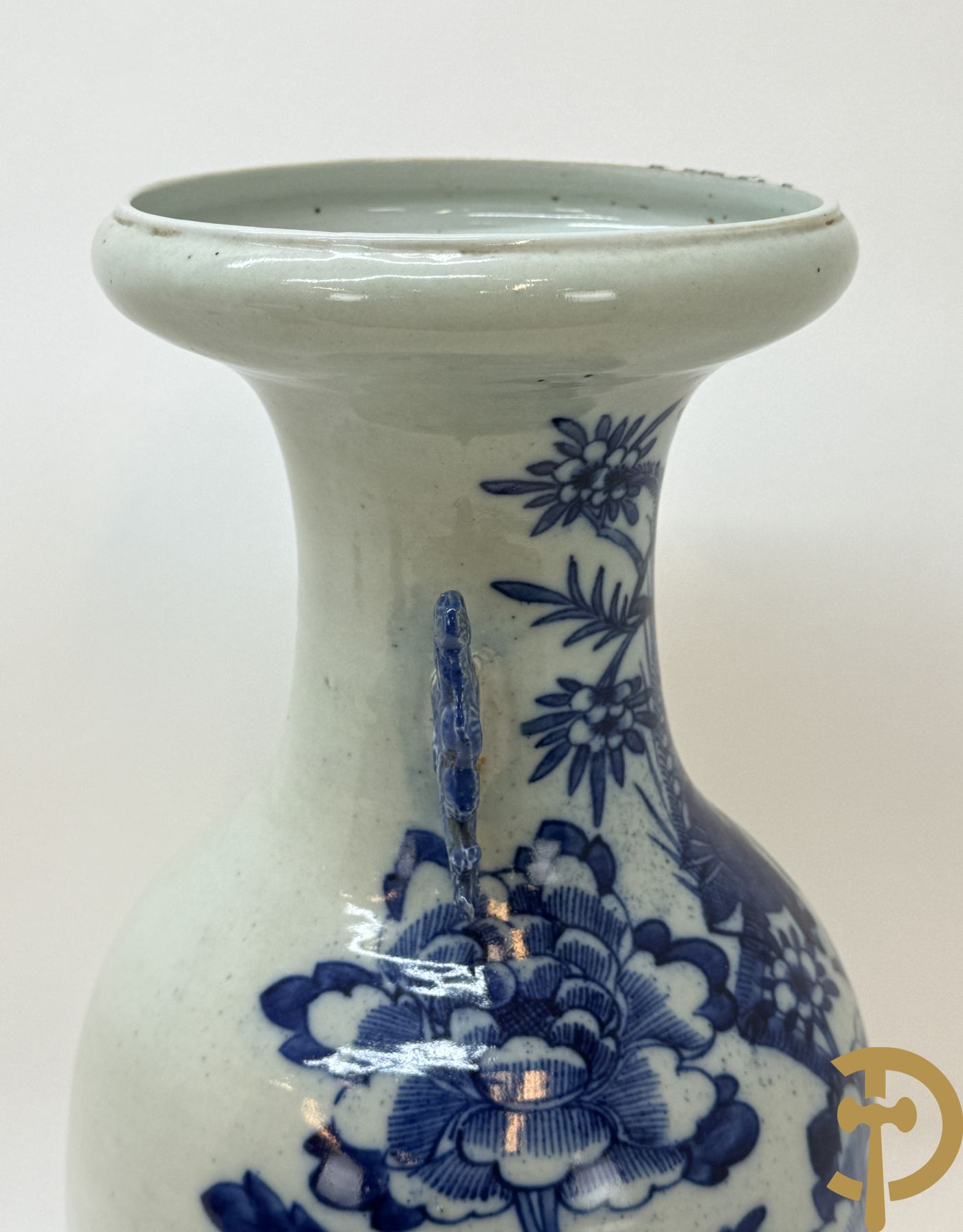 Chinese porseleinen blauw/wit vaas met bloemendecor + Gu vaas met Chinese tekens