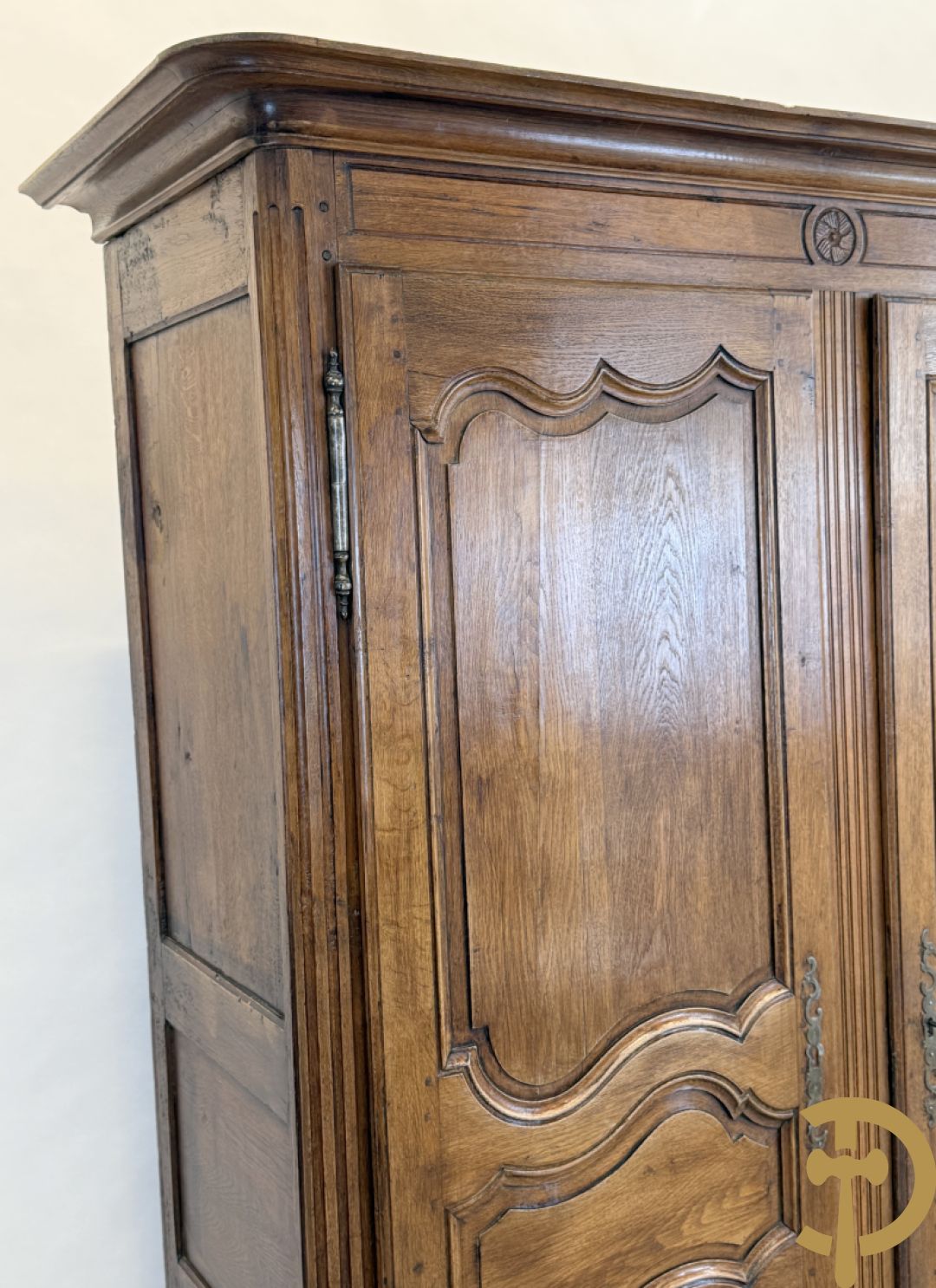 Massief eiken tweedeurskast met afgestoken panelen en gecanneleerde afgeronde hoeken