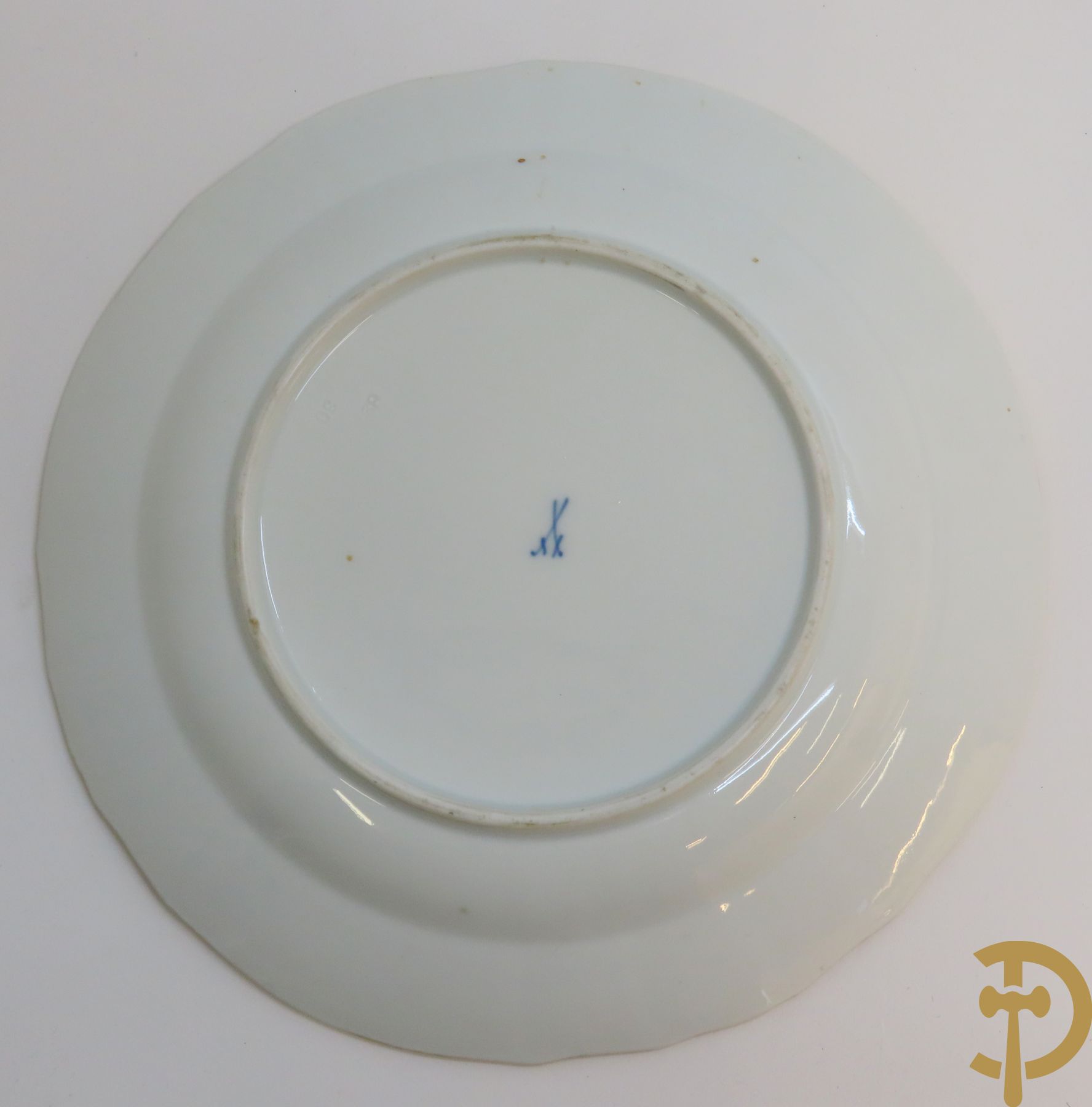 Zes porseleinen borden onder gemerkt met zwaarden / Meissen : 1 bord met stadstafereel, 1 verlucht bord met drakendecor, 1 bord met vogeldecor, 1 met bloemen en 2 met bloemendecor omgeven door vergulde rand