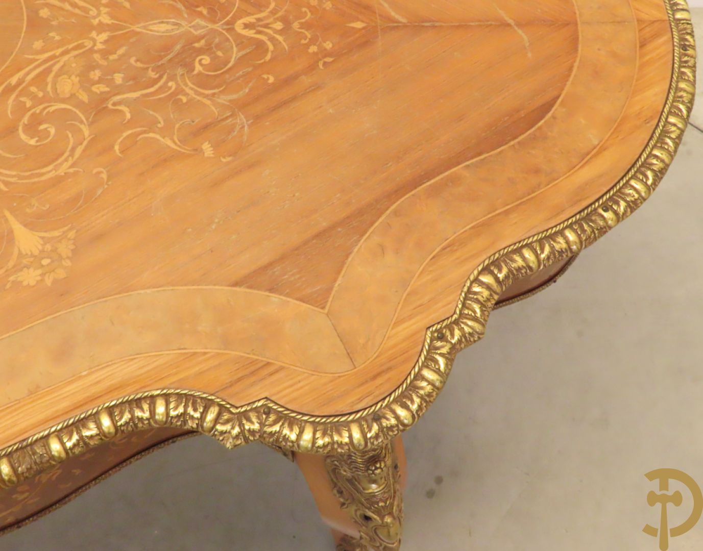 Gemarketteerde ovale notelaren tafel bezet met bronsbeslag van dameshoofden + stoel