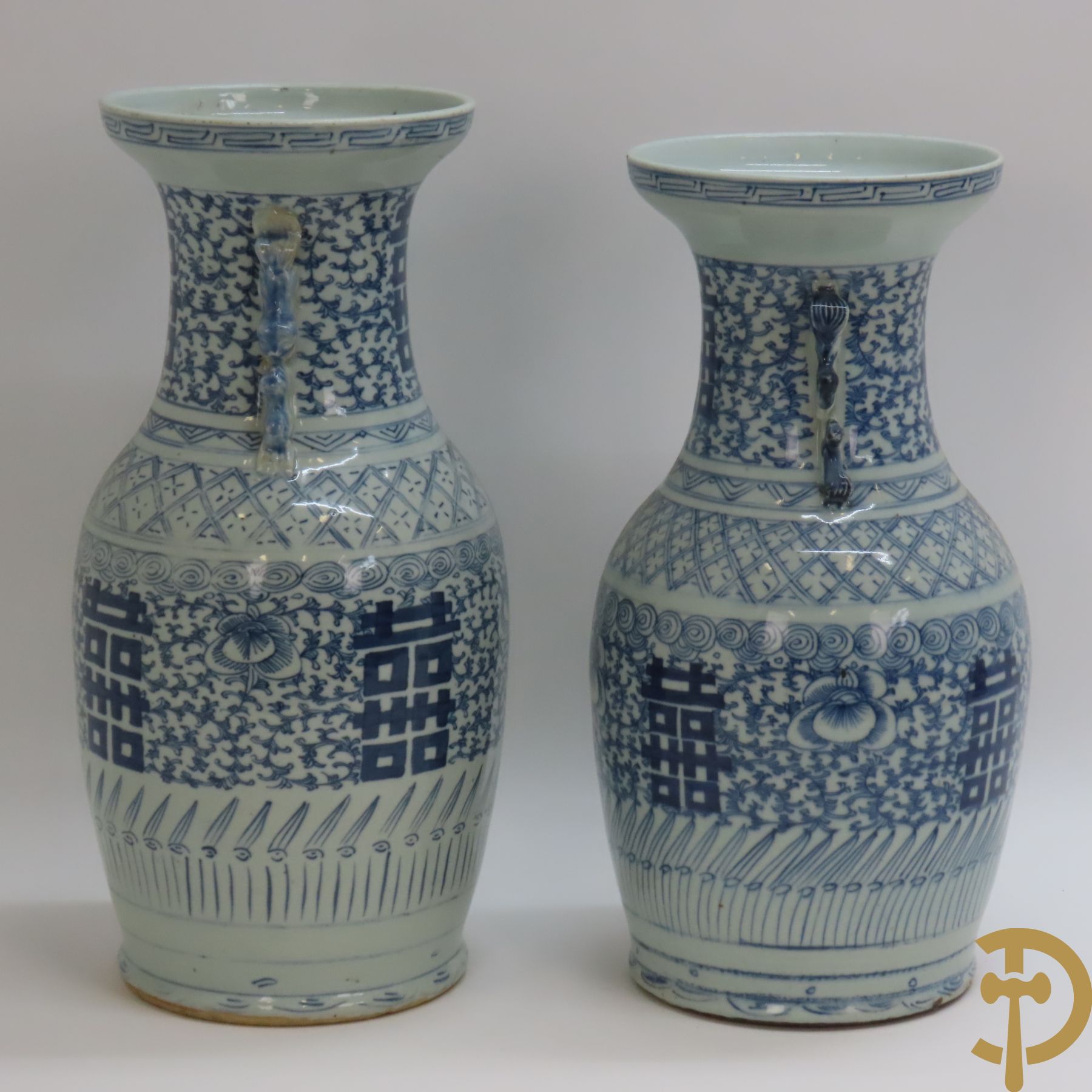 Twee Chinese porseleinen vazen met blauw/wit decor en Chinese tekens