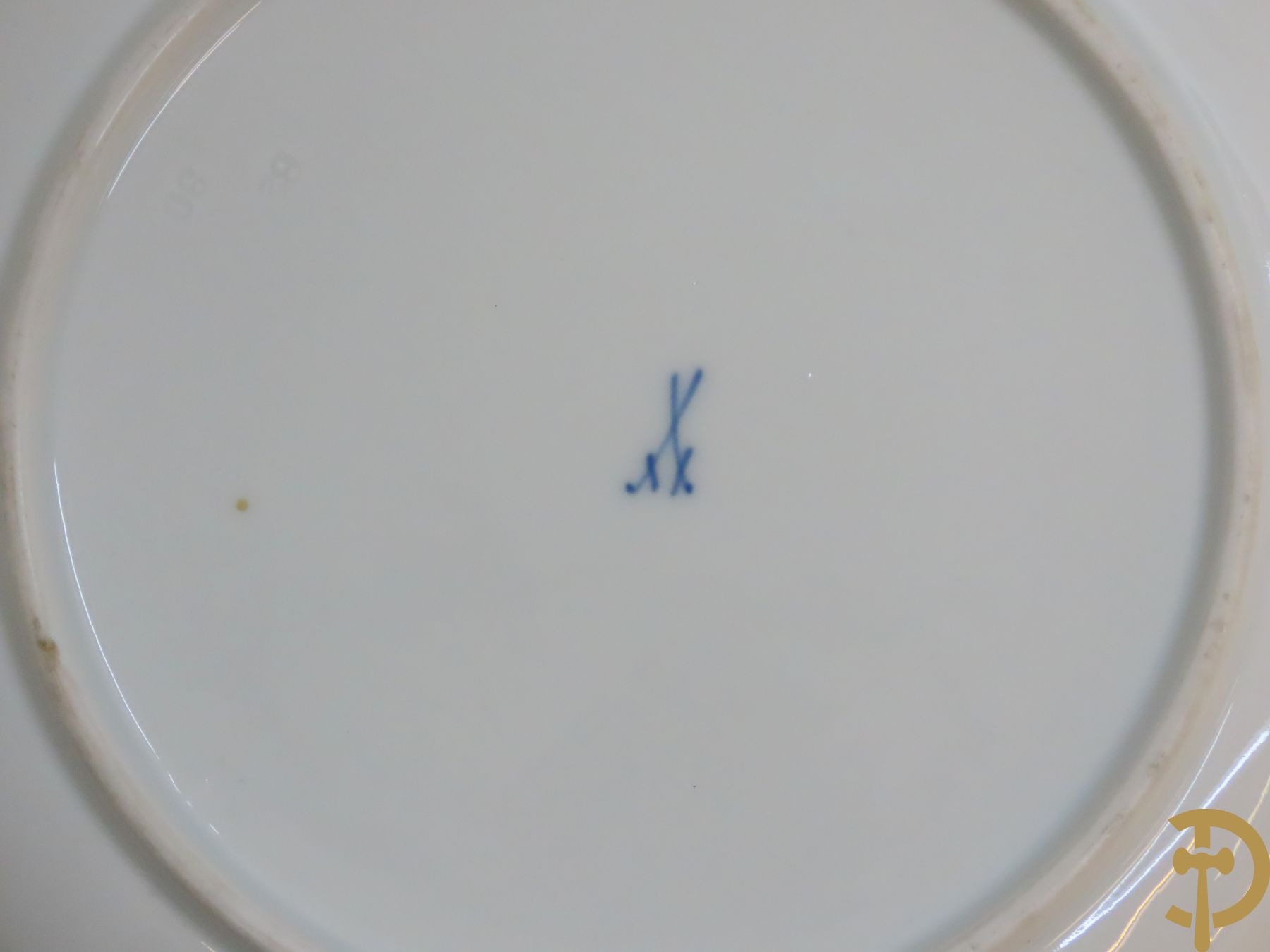 Zes porseleinen borden onder gemerkt met zwaarden / Meissen : 1 bord met stadstafereel, 1 verlucht bord met drakendecor, 1 bord met vogeldecor, 1 met bloemen en 2 met bloemendecor omgeven door vergulde rand