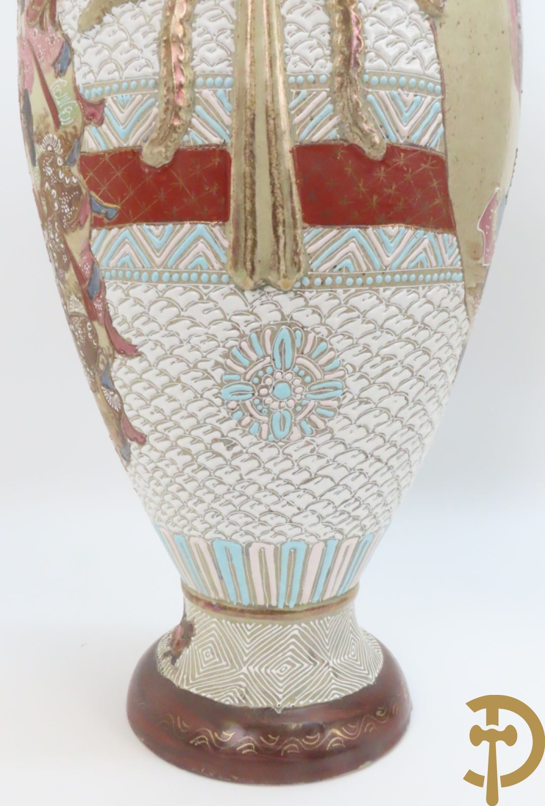 Paar Japanse Satsumat vazen met kijgerdecor en geanimeerde scènes, zijdelings met vogels bezet