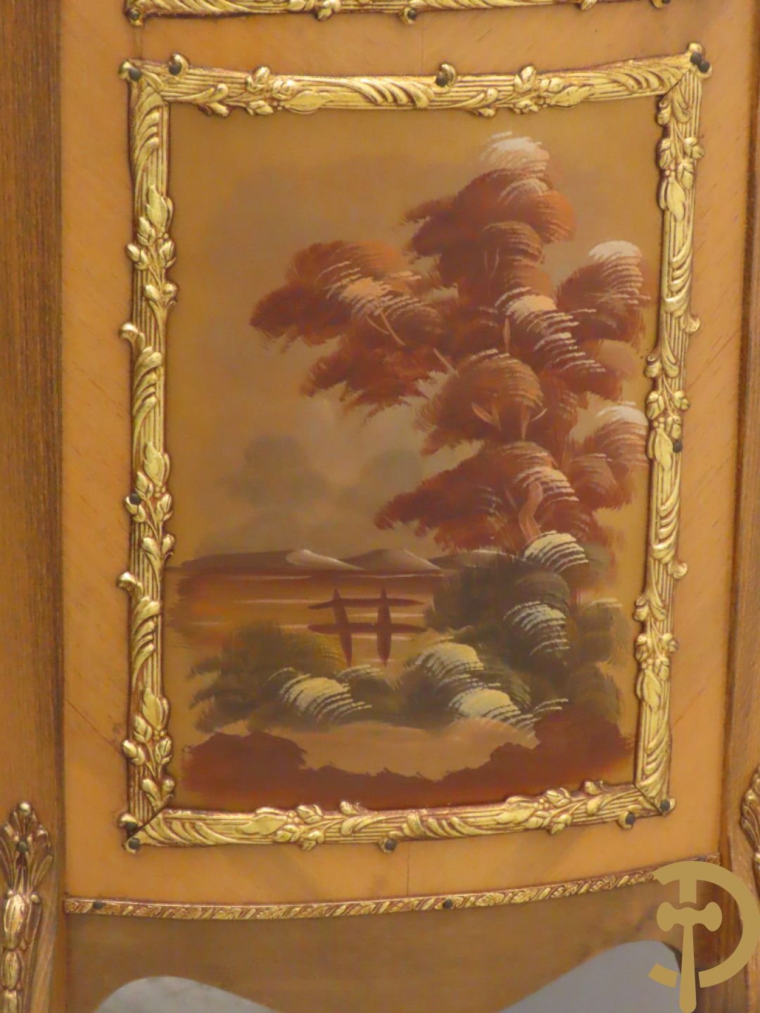 Gebogen notelaren vitrine met bronsbeslag en geanimeerd romantisch tafereel onderaan