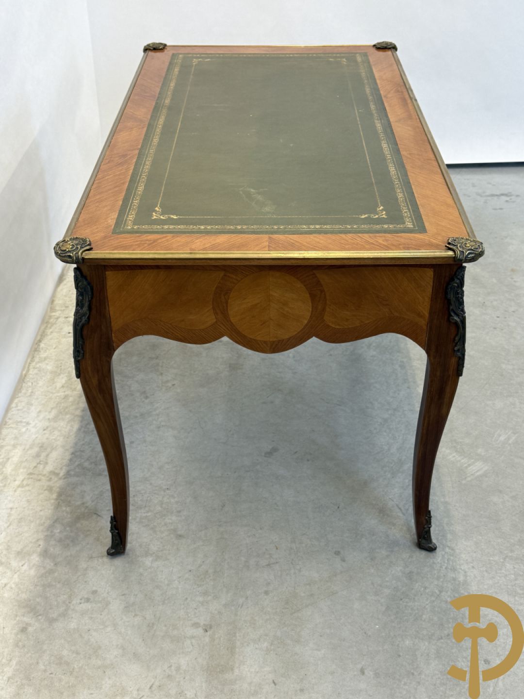 Notelaren Louis XV bureau met lederen blad, 3 lades  en bronsbeslag op voluutvormige poten