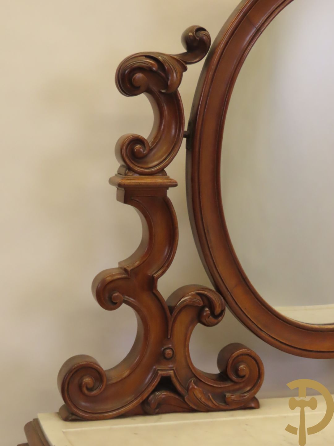 Opschiktafel Louis Philippe met accanthusranken, ovale spiegel en marmeren blad op voluutvormige poten