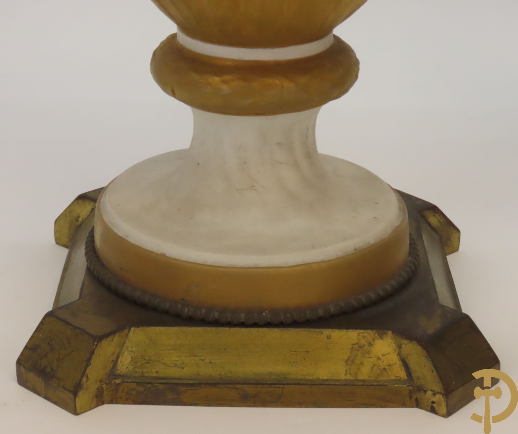 Paar porseleinen vazen met ramskoppen en basrelief van cupido