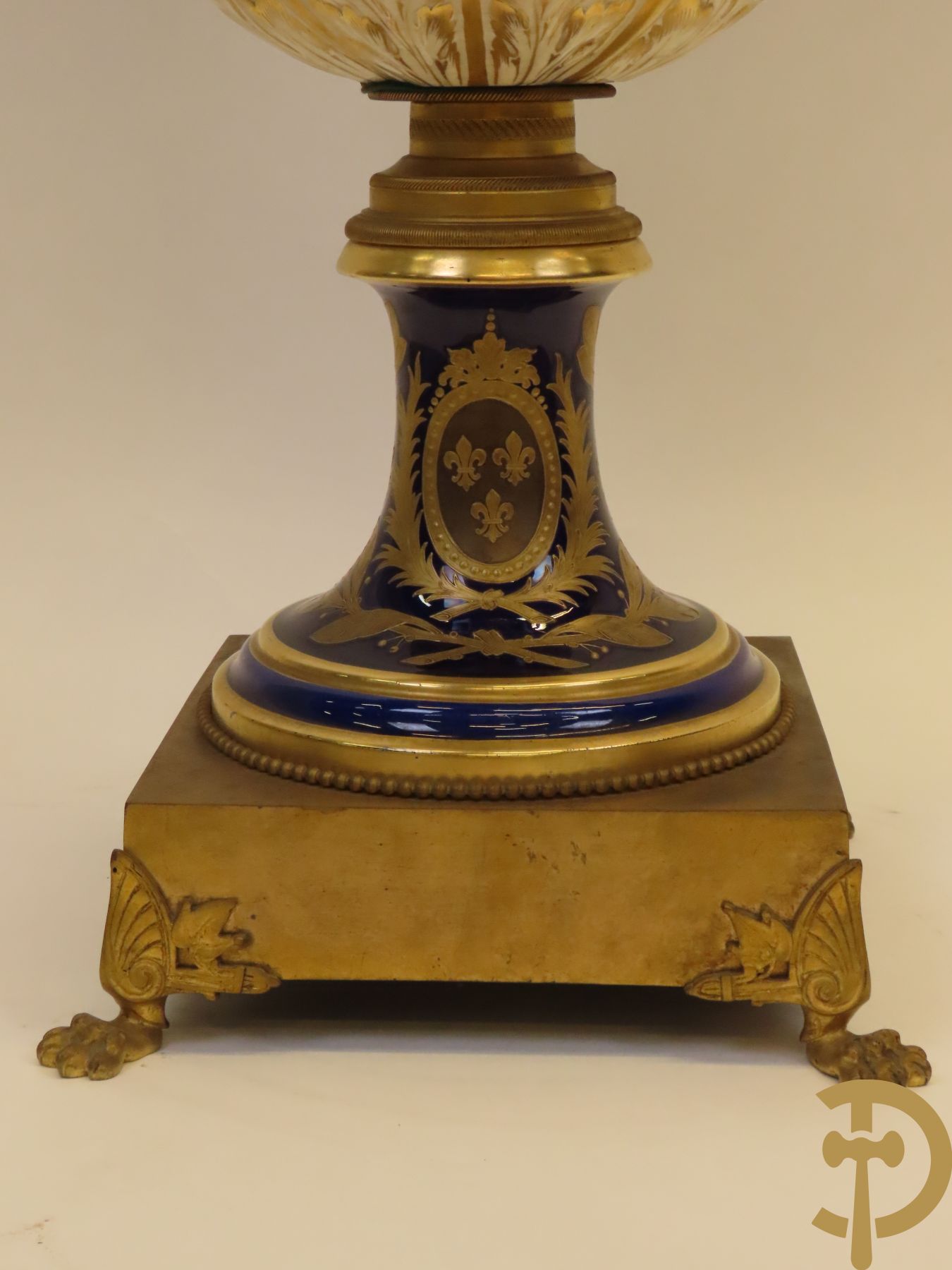 Grote porseleinen Sèvres vaas met dubbel decor van cavalerie, slagveldtaferelen en zicht op kasteel, DESPREZ H. getekend in het decor - bovenaan met verguld decor en zijdelings met bronzen oren en accanthusranken - deksel met Sèvres merkteken - op vierkante bronzen sokkel met klauwepoten