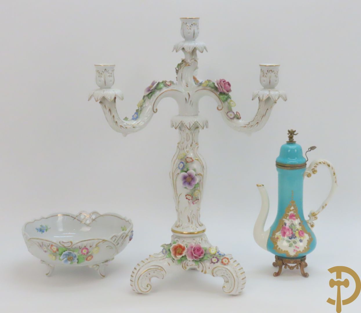 Driearmige porseleinen kandelaar met bloemenmotieven, onderaan gemerkt Plaue + porseleinen coupe Plaue + Limoges schenkkan met bloemendecor