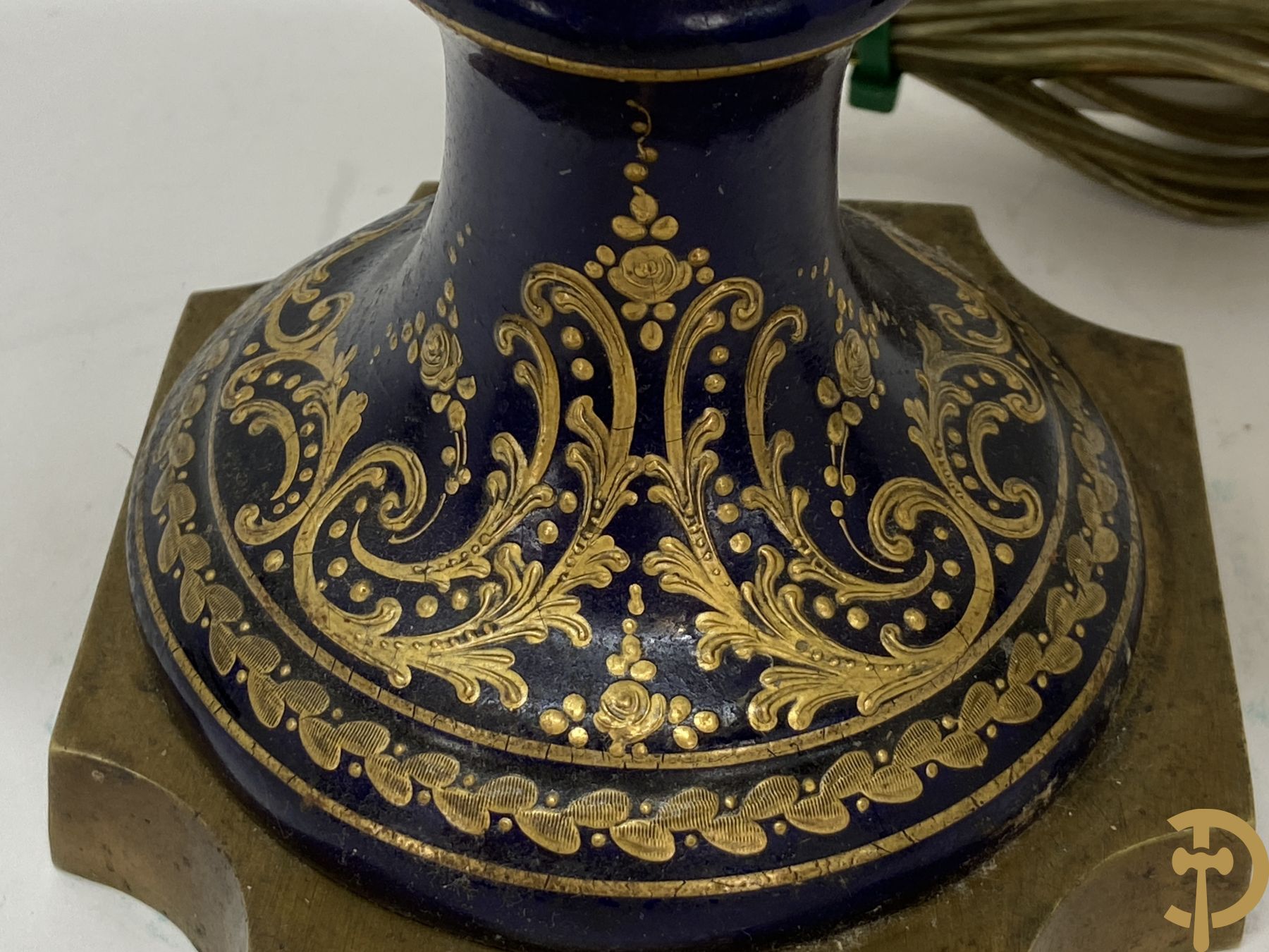 Paar kobaltblauwe porseleinen vazen met dubbel motief als lampadaire