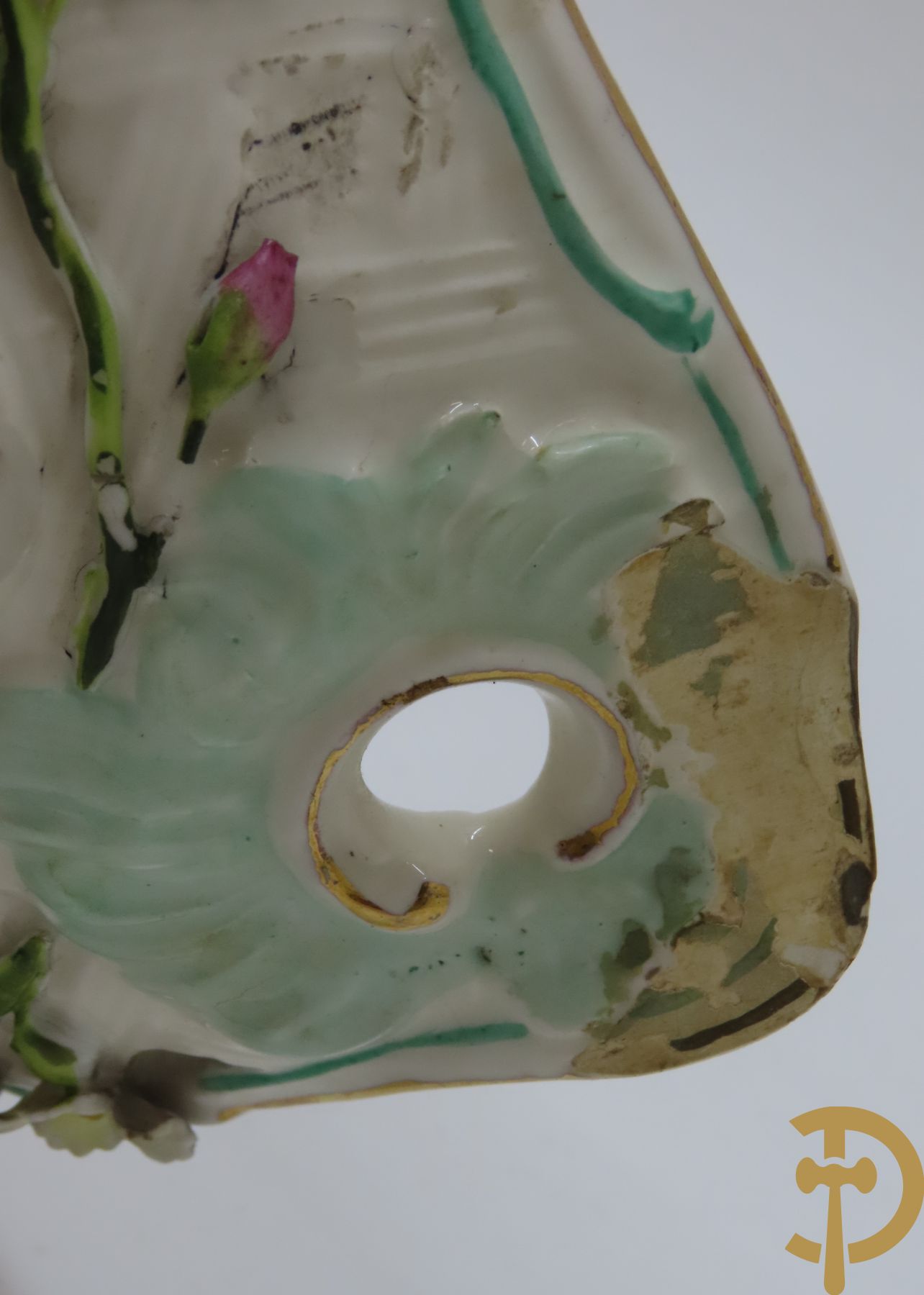 Porseleinen Franse cornetvaas geajoureerd met bloemenmotief, Vieux Paris + Vieux Paris coupe + porseleinen coupe met bloemenmotieven bezet