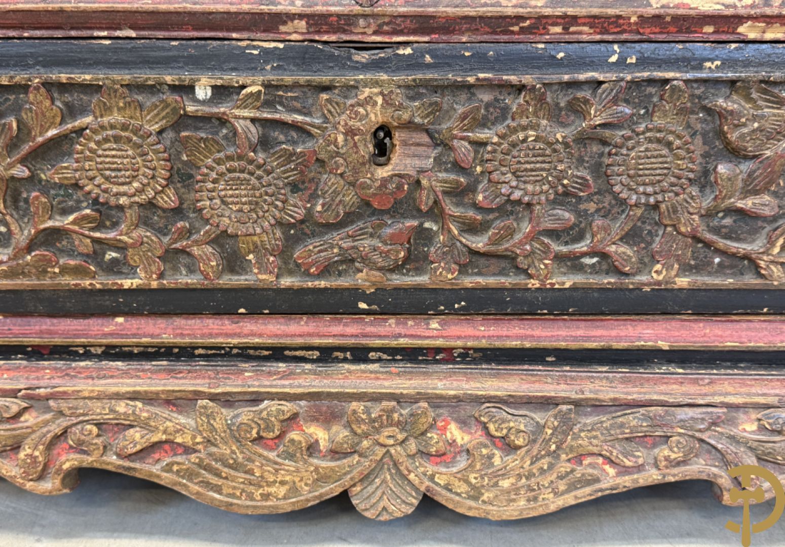 Indonesisch laag ladenkastje met sculptuur van accanthusranken en koperbeslag