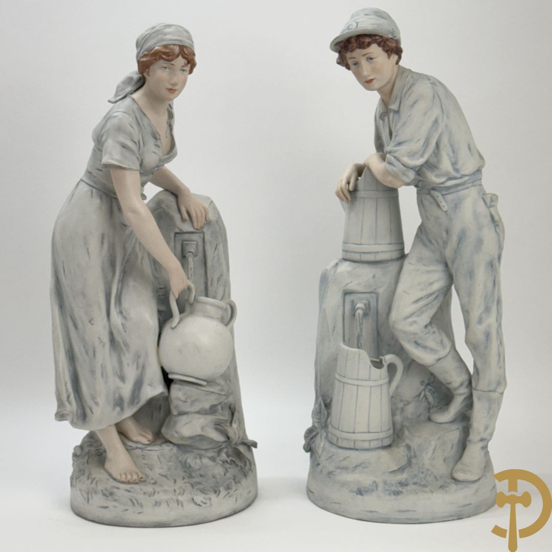 Paar Royal Dux beelden van koppel bij de waterbron, nummers 10563 en 10564
