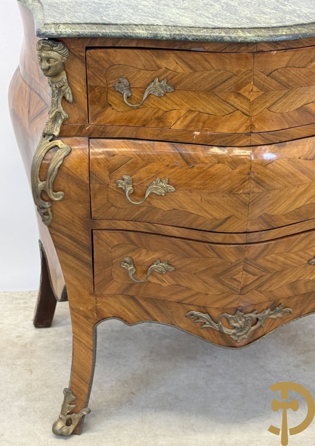 Notelaren drielandencommode met bronsbeslag en groen marmeren blad