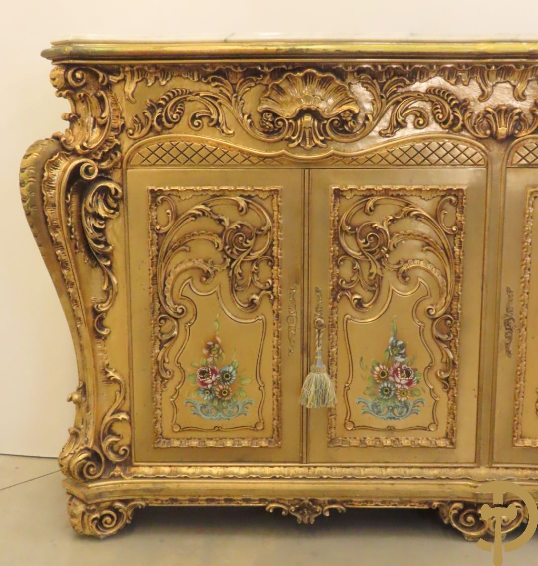 Uitzonderlijke vergulde Louis XV eetkamer bestaande uit vijfdeursdressoir met voluutvormige accanthusranken en rocailles, beschilderd met bloemenmotieven en centraal tafererel met hoornen des overvloeds + bijhorende spiegel vergulde tafel op voluutvormige poten met zes bijhorende stoelen + vitrine met accanthusranken en centrale deur, op voluutvormige poten