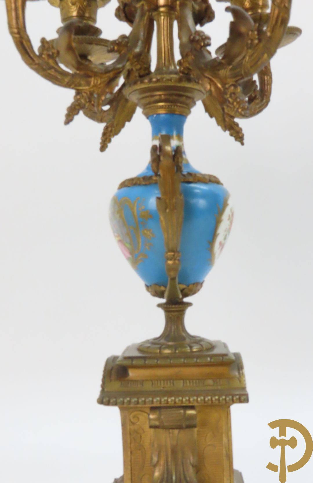 Driedelige bronzen garnituur bezet met Sèvres porselein bestaande uit pendule geflankeerd door paar cupido