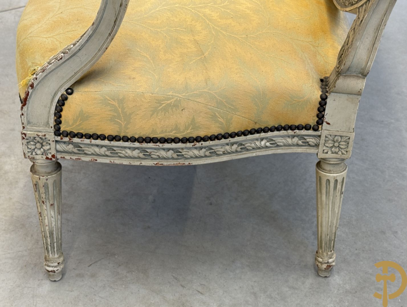 Salonensemble met rocailles, bloemenmotieven en gecanneleerde poten bestaande uit canapé, 2 armzetels en 2 stoelen