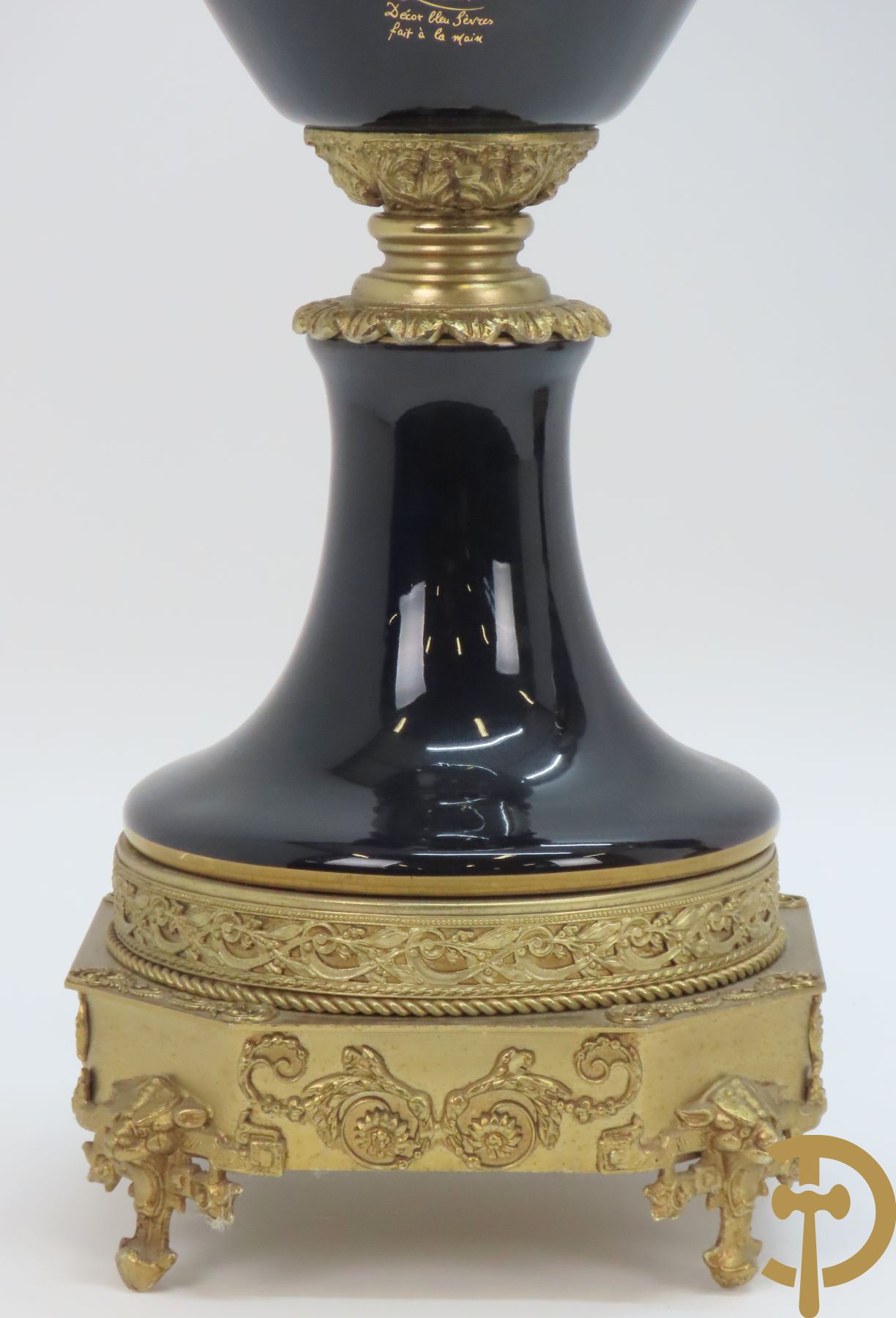 Paar Sèvres stijlvazen met geanimeerd romantisch decor, zijdelings bezet met bronzen medusahoofden, Rouly getekend