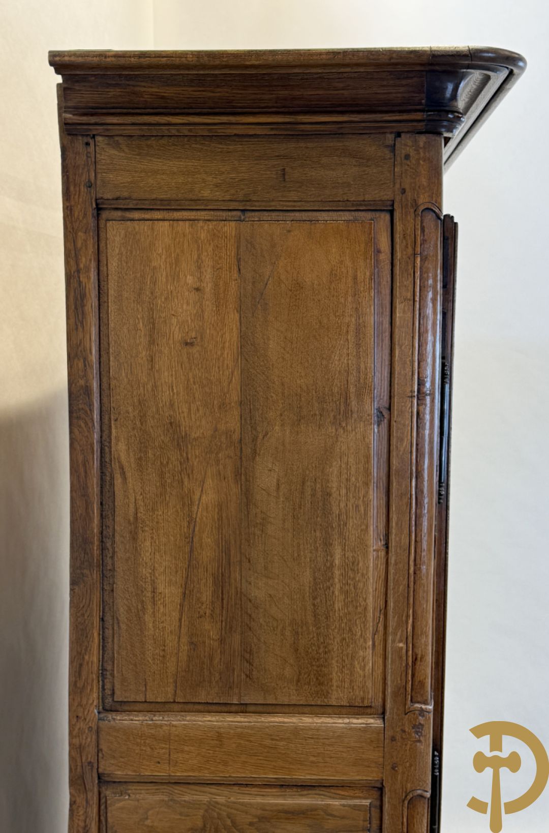 Massief eiken tweedeurskast met afgestoken panelen en gezwaaide moluren