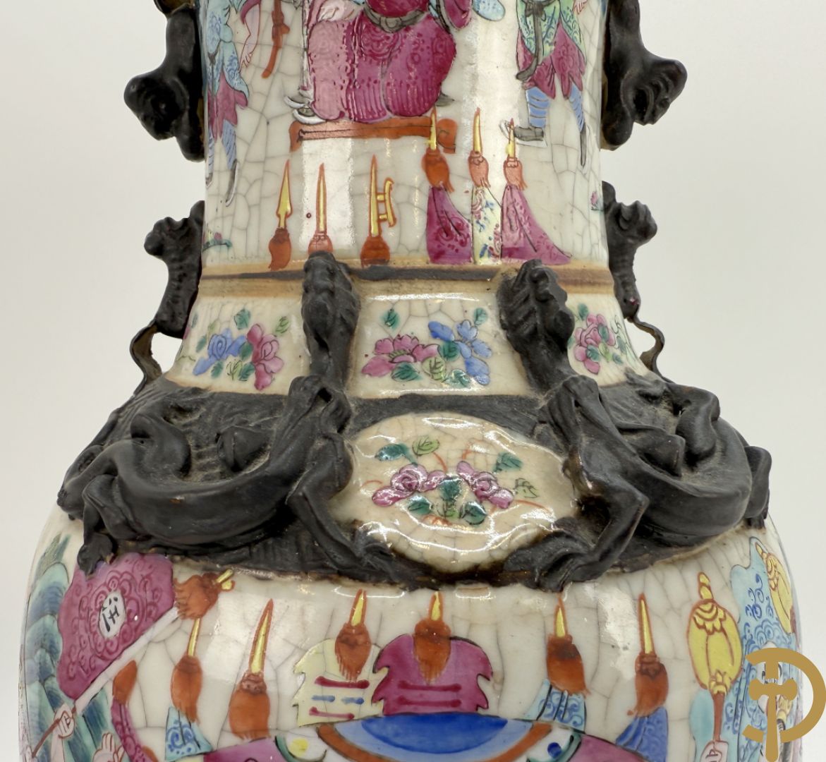 Paar Nankin vazen met dansende figuren en krijgertaferelen op houten sokkels