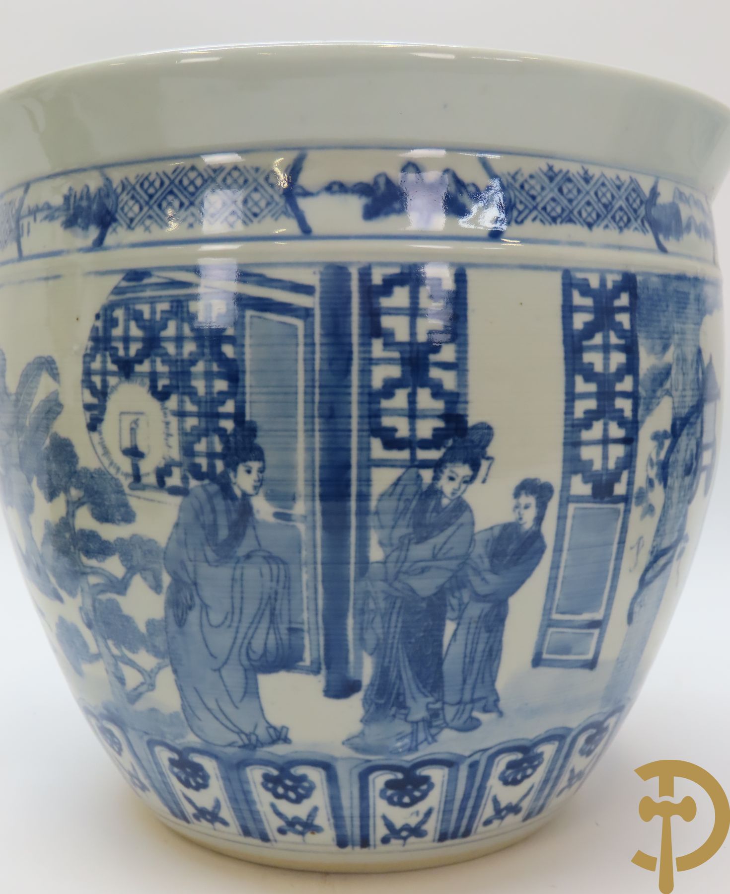 Paar Chinese porseleinen cachepots met blauw/wit decor van dames in landschap