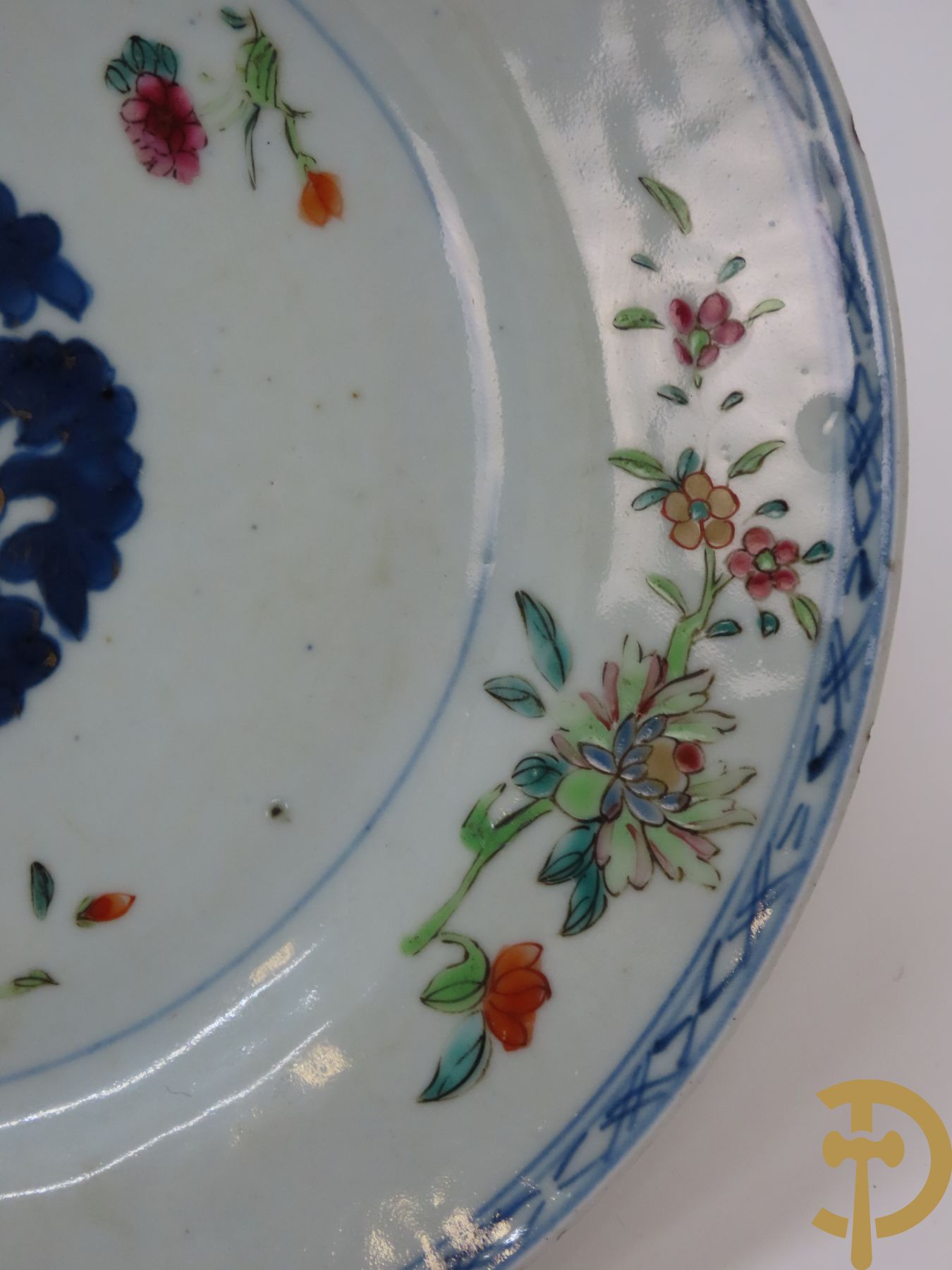 Acht Chinese porseleinen borden w.o. blauw/wit met bloemendecor, 2 blauw/witte borden, 2 Imari borden (1 met ster), 2 porseleinen borden met decor van bloemen in landschap en octagonaal bord