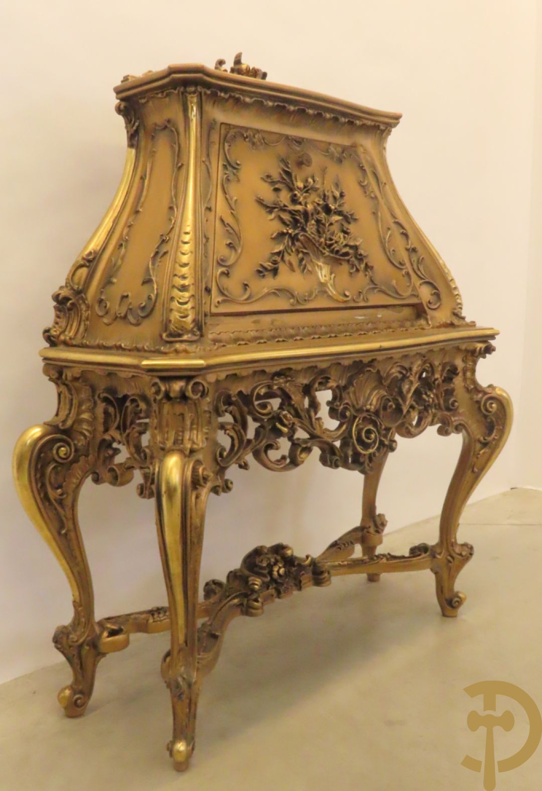 Uitzonderlijke vergulde bar met accanthusranken en bloemenmotieven op voluutvormige poten