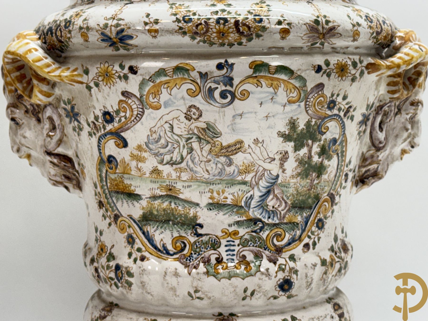 Paar Italiaanse meerkleurige dekselpotiches met geanimeerd decor en gehoornde kopen