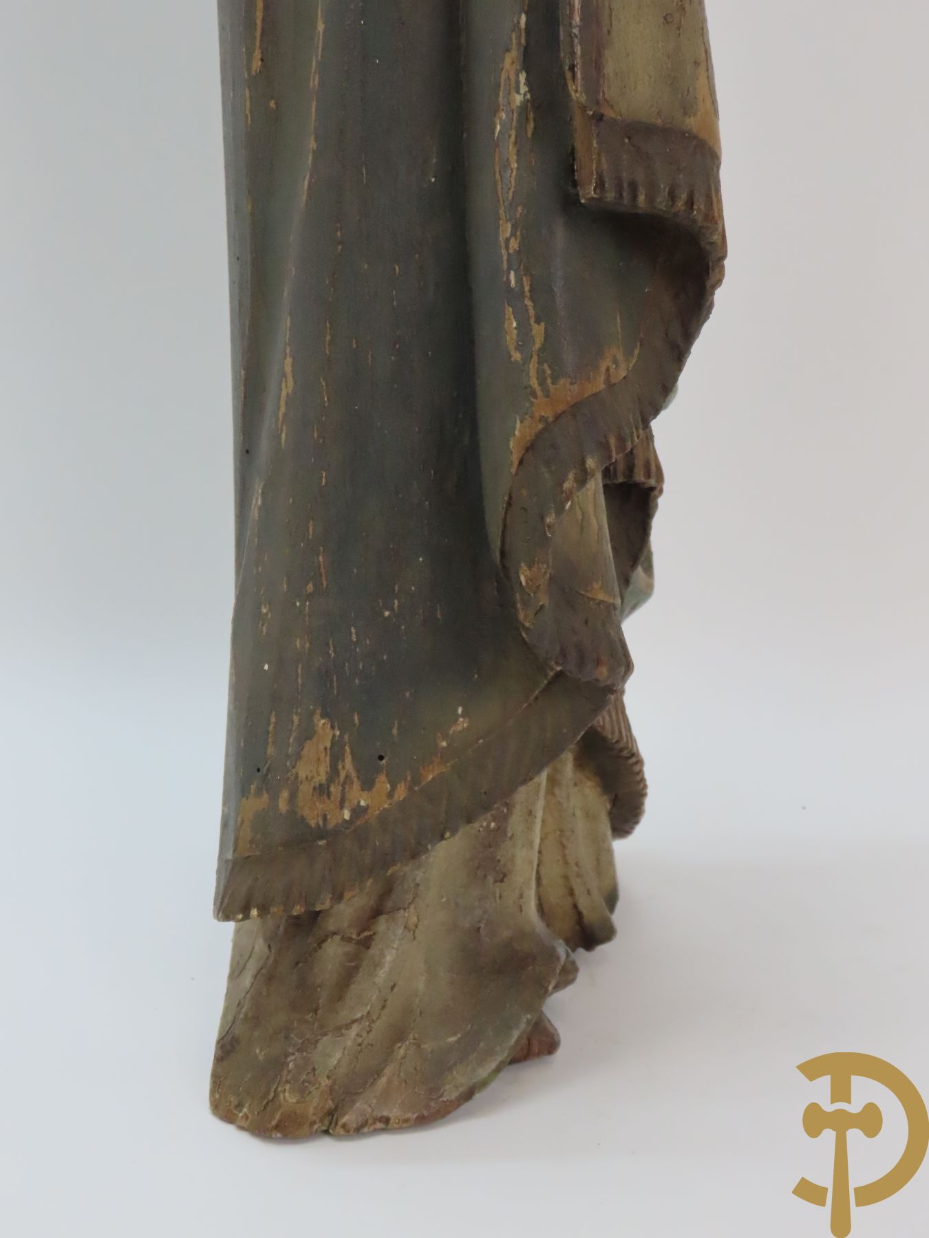 Gepolychromeerde houtsculptuur van dame met gedrapeerd kleed