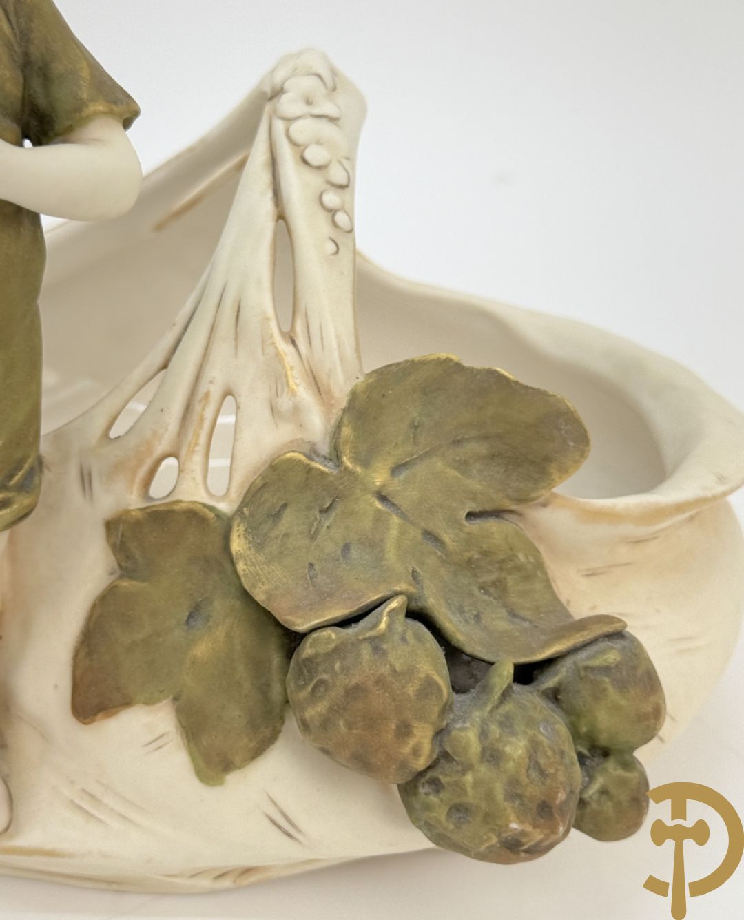 Royal Dux coupe met jongeman en fruitdecor, nummer 1248