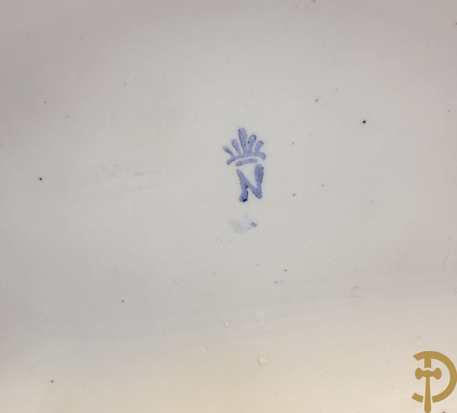 Twee grote Italiaanse groepen in 
gekleurde biscuit : jongens plukken appels - onderonsje aan tafel + 4 groepen in gekleurde Italiaanse biscuit