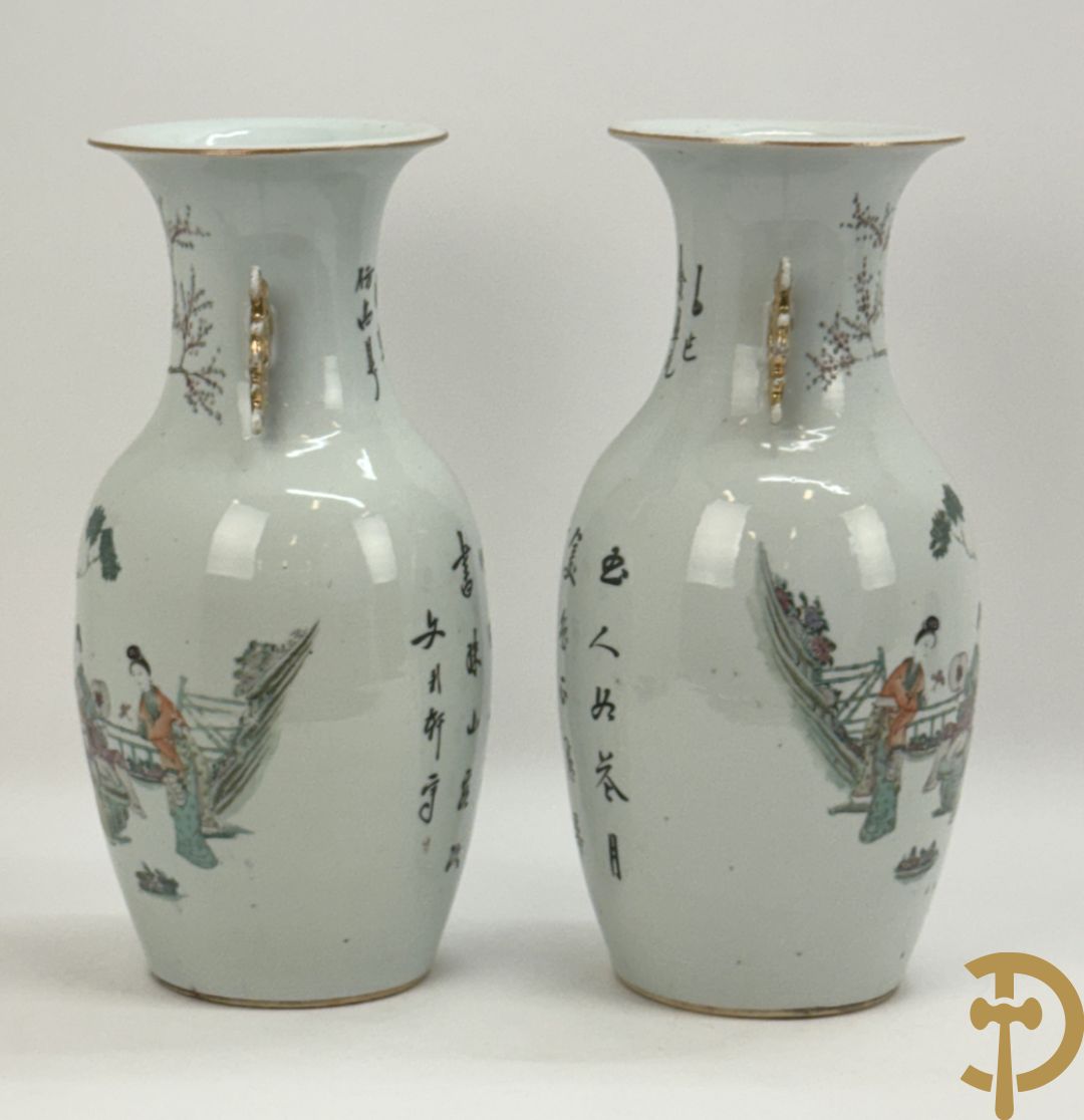 Paar Chinese porseleinen vazen met geisha decor en dames in landschap