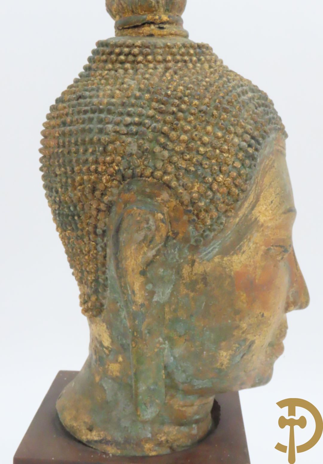 Koperen boedhahoofd op houten sokkel