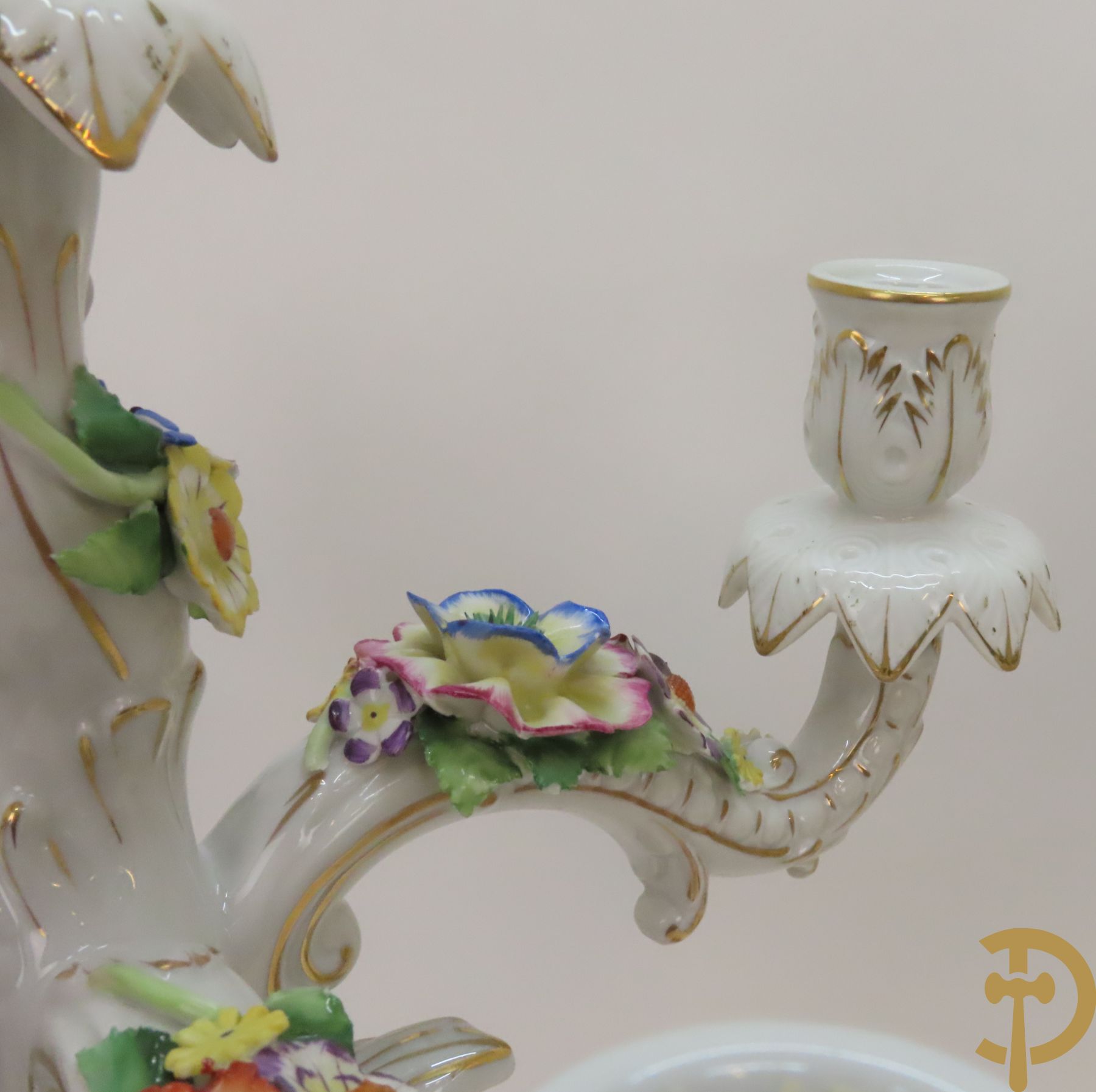 Twee porseleinen vijfarmige kandelaars met cupido