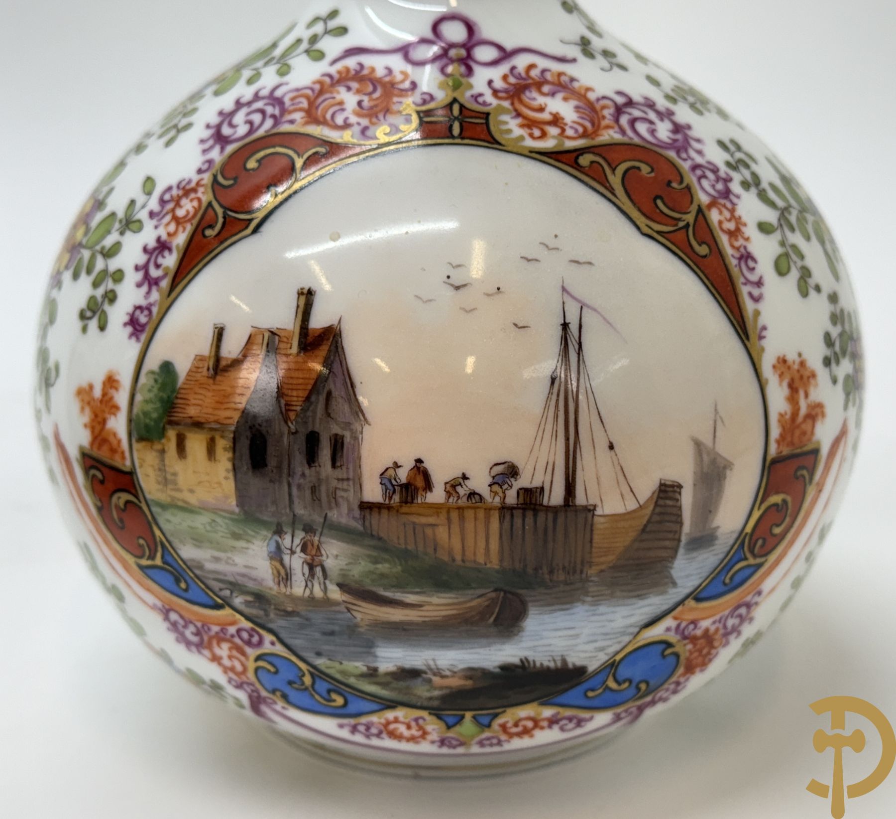 Paar kalebasvormige porseleienen vazen met antieke havenzichten + porseleinen vaasje met havenscènes, onderaan gemerkt