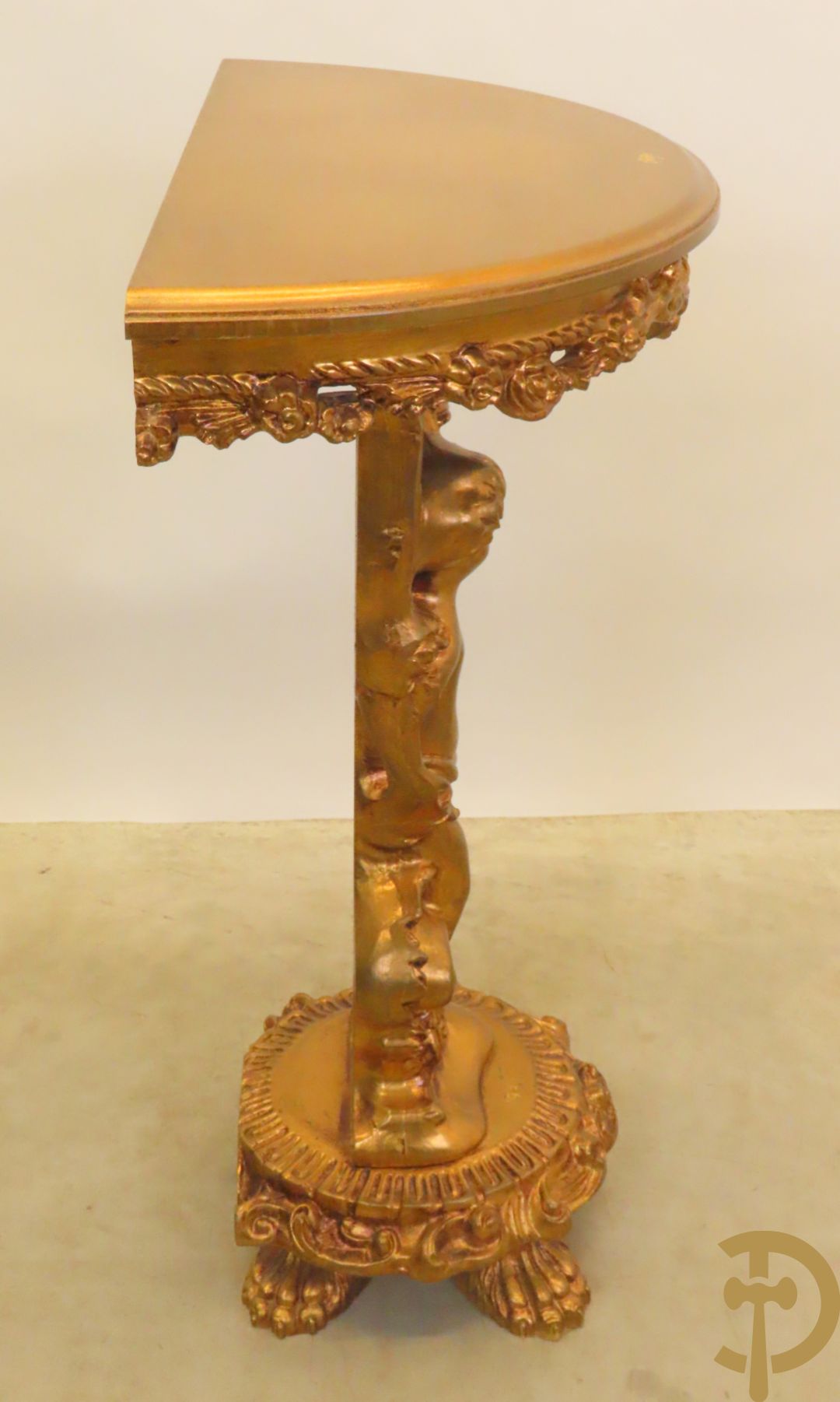 Vergulde halve maanvormige console gedragen door cupido op klauwepoten