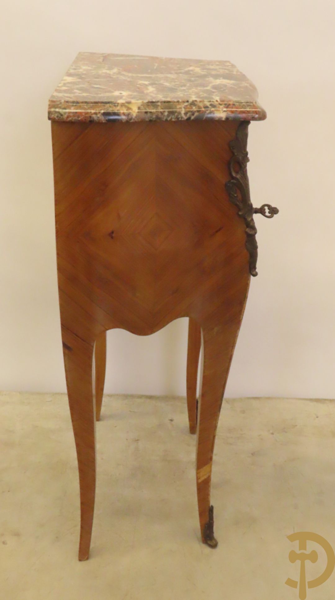 Kleine bijzetkast met 2 lades en bezet met bronzen ornamenten en marmeren blad