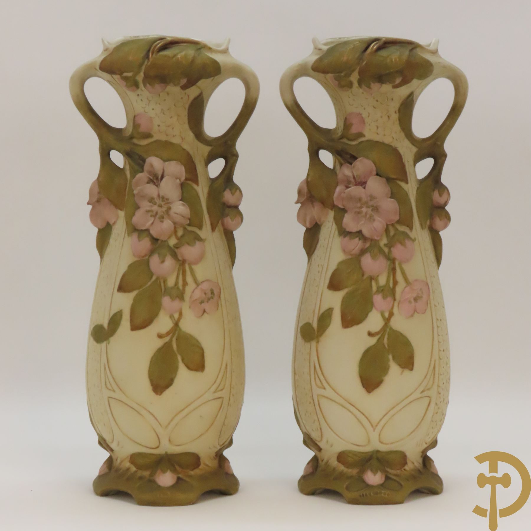 Paar Royal Dux vazen, Art Nouveau stijl, met bloemen bezet, Nummer 5505