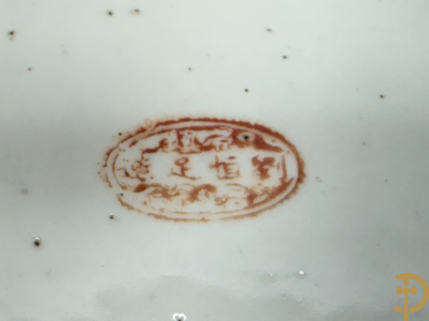 Twee rolvazen met bloemen- en vogeldecor + dekselpotiche met vogeldecor + Chinese vaas met decor van dames en kinderen