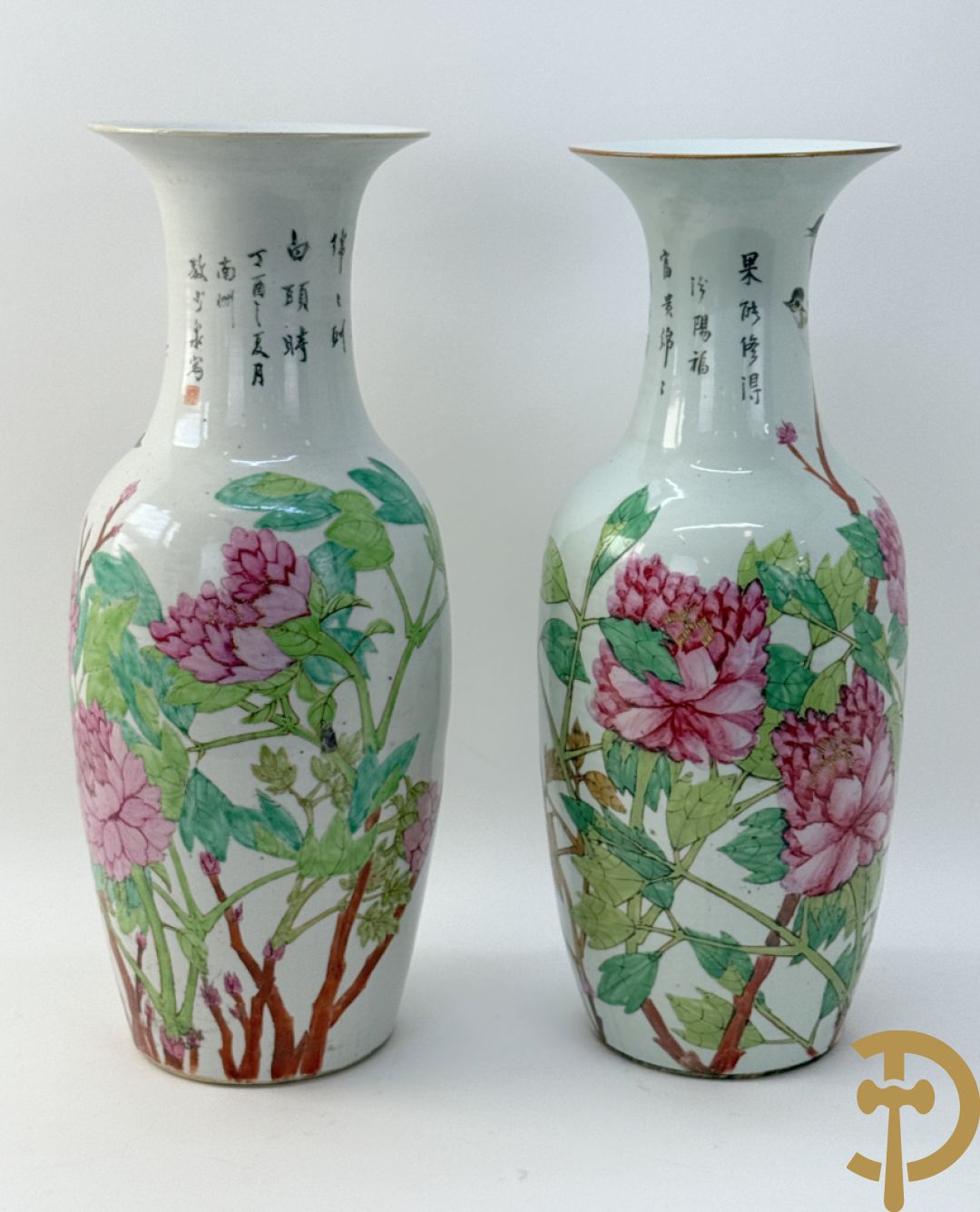Paar Chinese porseleinen vazen met bloemen- en vogeldecor, achteraan getekend