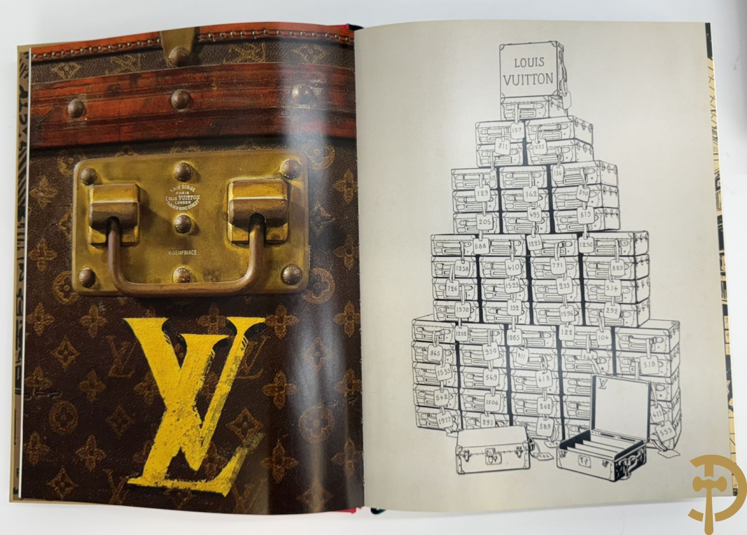 Boek Louis Vuitton, 100 Malles de Legende, door Pierre Leonforte, Editions de la Martinière + Louis Vuitton boekje + zakken Louis Vuitton + 2 kaartspellen Louis Vuitton