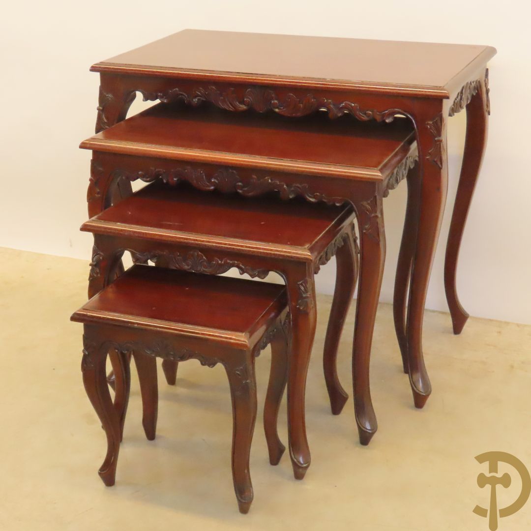 Vier inschuifbare mahoniehouten cigognetafels,  Louis XV stijl