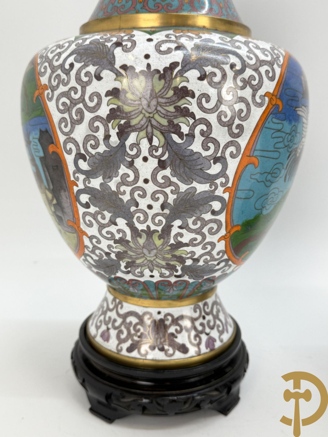 Paar cloisoné vazen met decor van vogels en bloemen op bijhorende zwarte sokkels