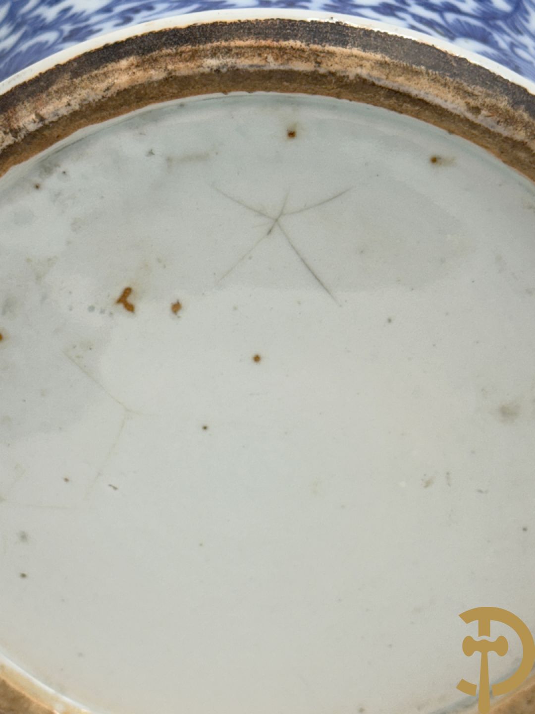 Paar blauw/witte Chinese porseleinen dekselpotiches met bloemen en Chinese tekens