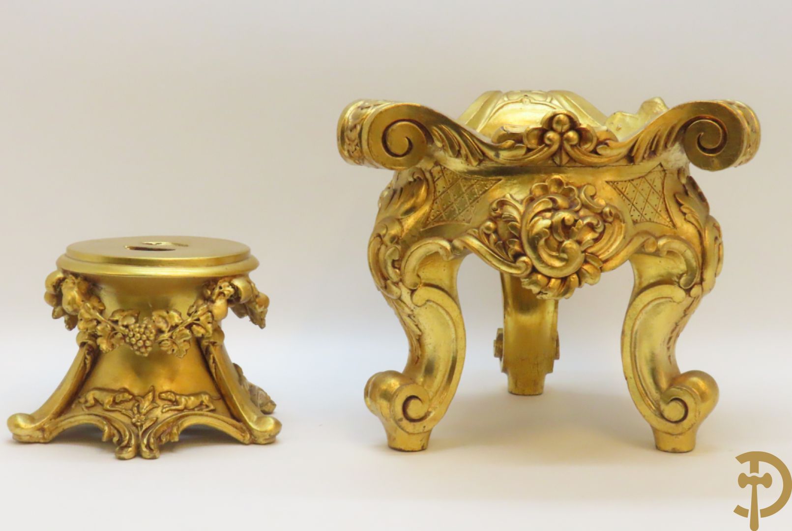 Twee vergulde sokkels met accanthusranken