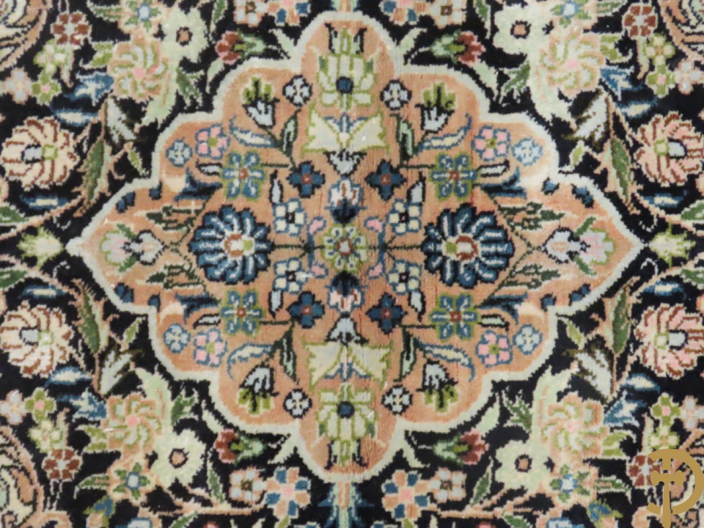 Oosters handgeknoopt tapijt met centraal medaillon, zijde op katoen